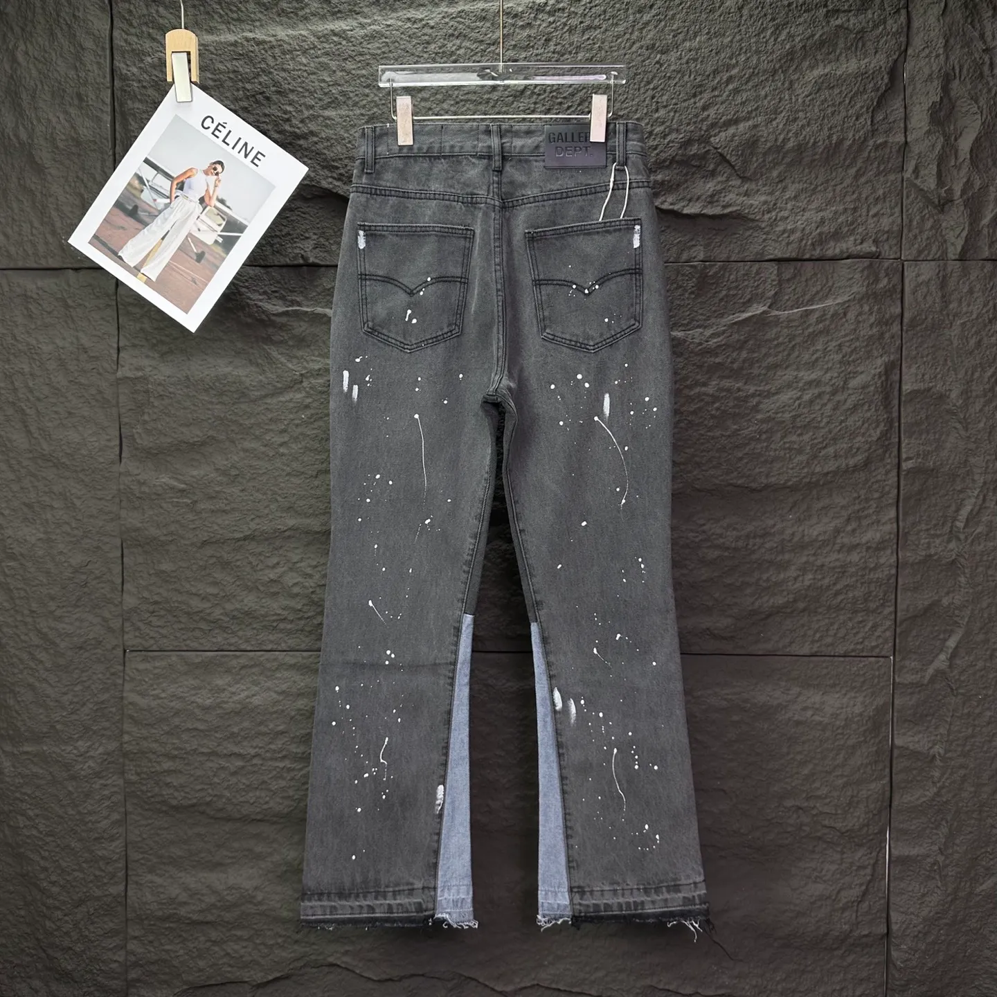 P250 GALLERY DEPT. 2025 new splash-ink hand-painted letter splicing couple style loose washed flared jeans 🔥High version🔥High version🔥 Top ceiling quality Styles with different washed textures are very friendly to people with thin legs and thick legs. The slightly flared version is very flattering. Moderate length that never goes out of style, easy to match with casually, basic styling for various styles, a must-have in the wardrobe! The fabric is stiff but also makes the upper body soft without losing texture. The washing process is even more perfect. It is a must-have item for everyone! ! ! Washed wheat, tag, pants label, three complete labels Color: washed black, washed blue Size: 28, 30, 32, 34 (four sizes)